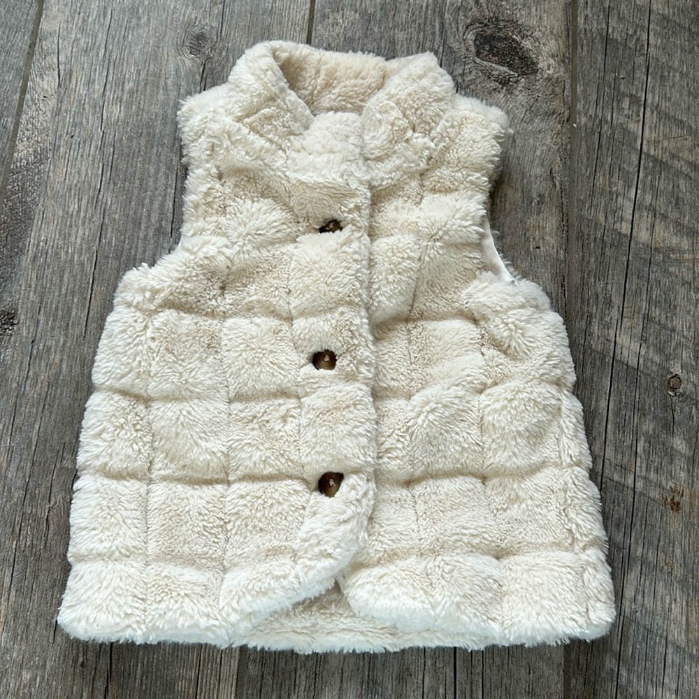 Hanna Andersson fluffy furry white snap up vest size 90 3 toddler